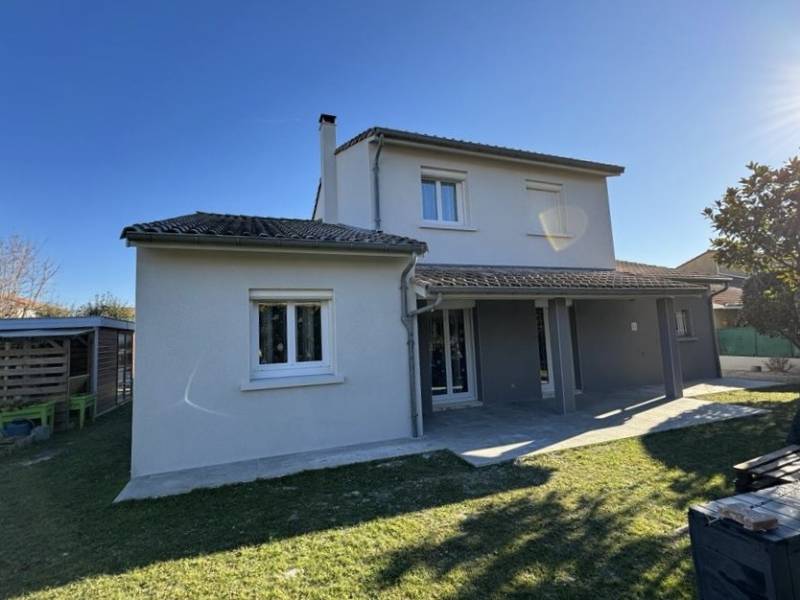 Rénovation de façade sur une maison ancienne couleur 688 et 280 en finition gratté avec pose de parement pierre, à Valence (26)